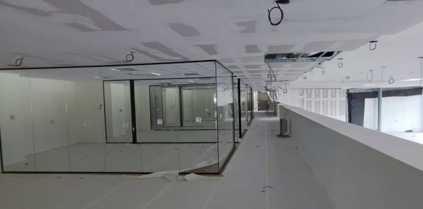 Concession automobile premium — Avignon — Plafond Rigitone acoustique haut de gamme (vue 4)