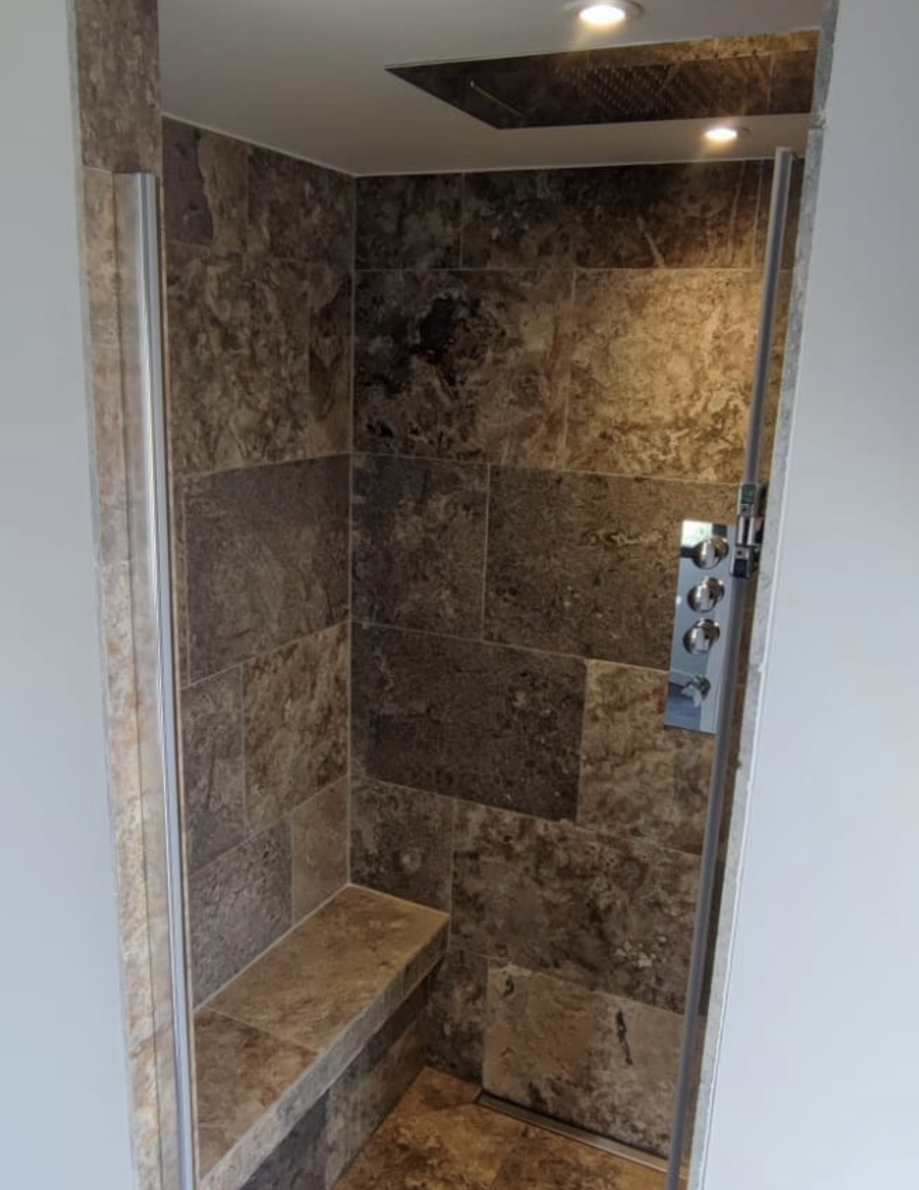 Coffrage de douche à l'italienne, plafond technique et éclairage encastré