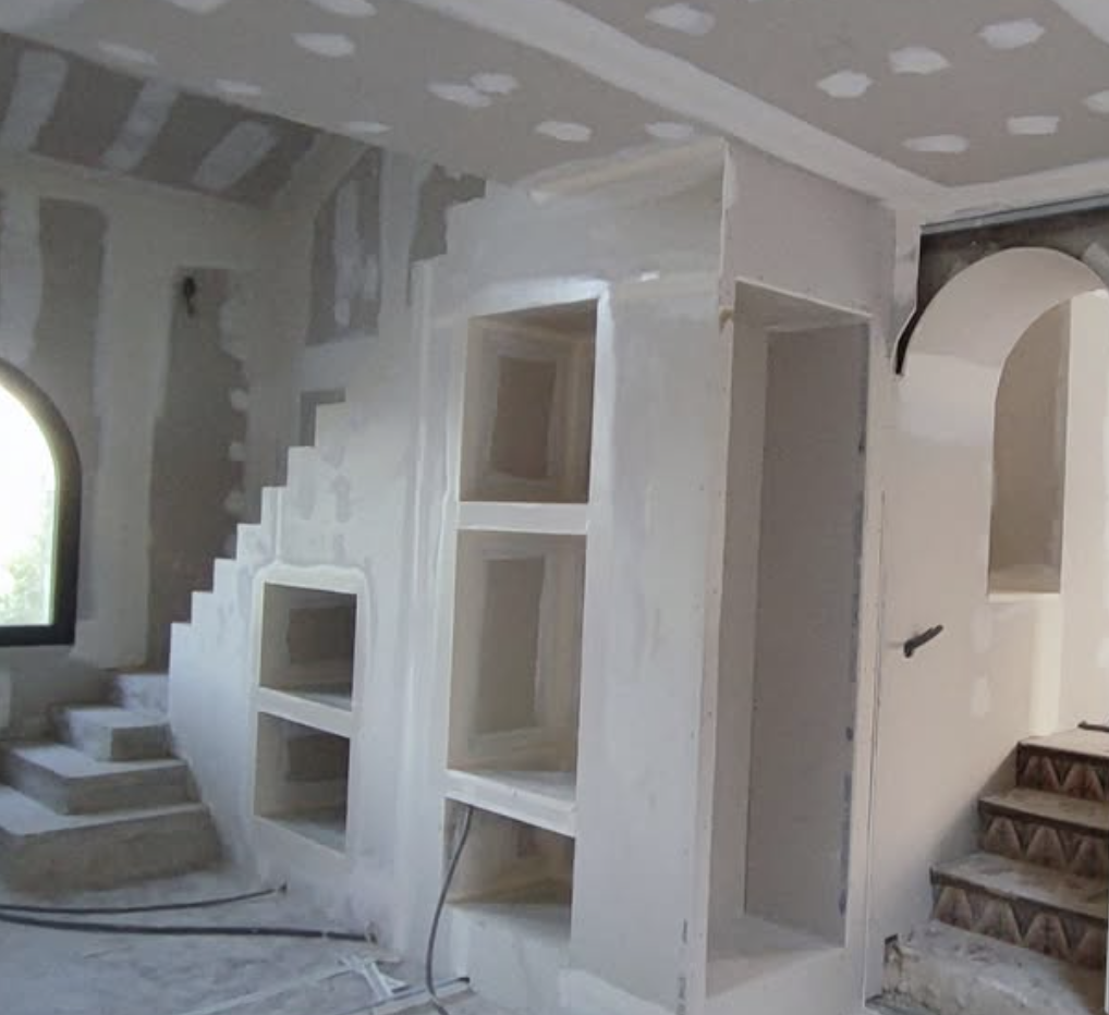 Niches et bibliothèque en placo intégrées à un escalier, villa