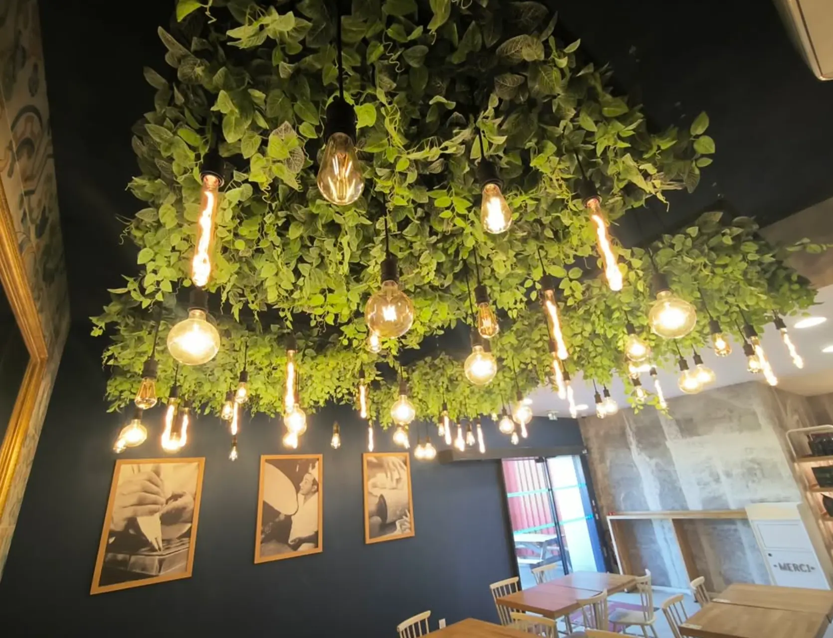 Plafond végétalisé et suspensions, restaurant