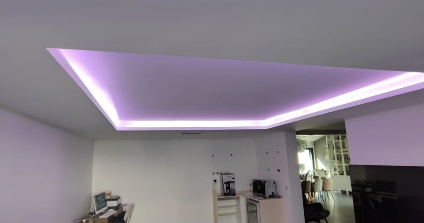 Plafond décoratif suspendu avec corniche lumineuse LED d'ambiance