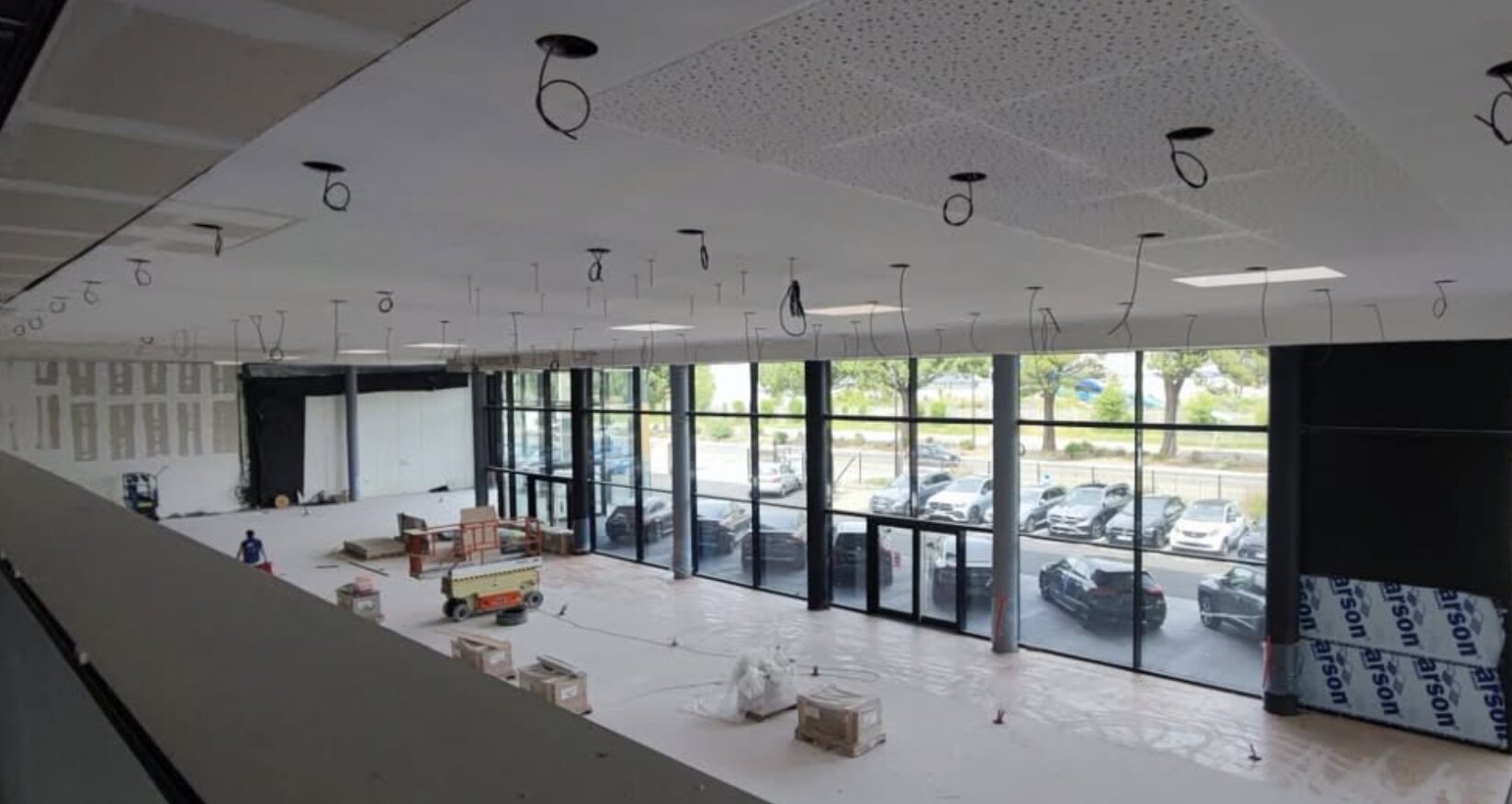 Concession automobile premium — Avignon — Plafond Rigitone acoustique haut de gamme (vue 5)