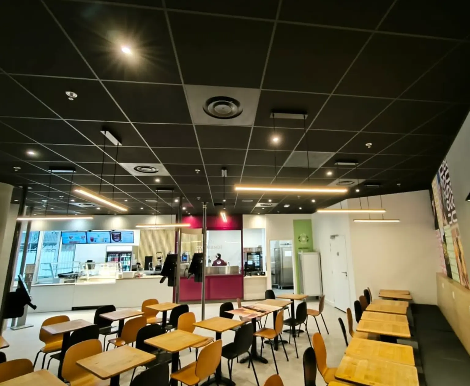 Plafond suspendu démontable noir, restauration rapide