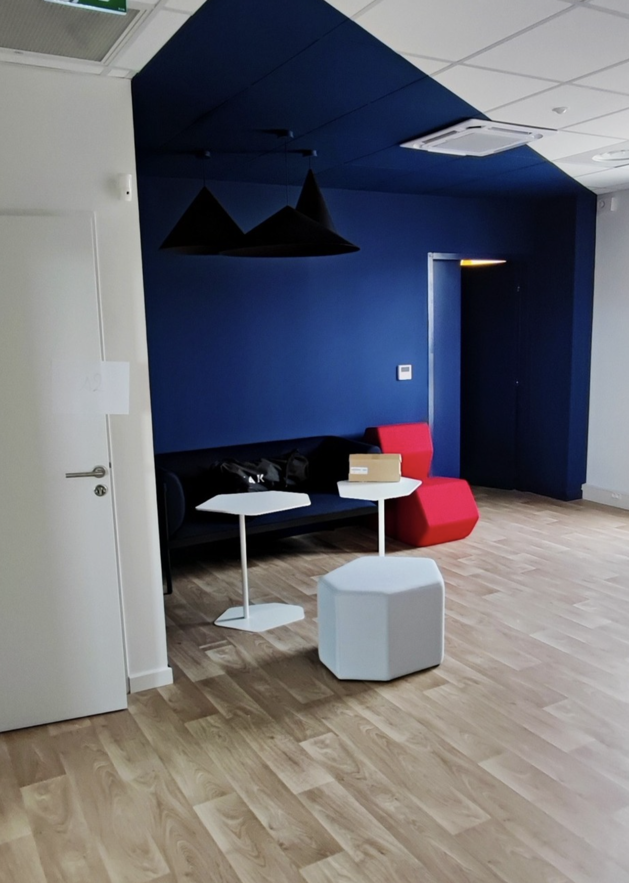 Espace détente de bureaux : cloisons, retombées et plafond démontable