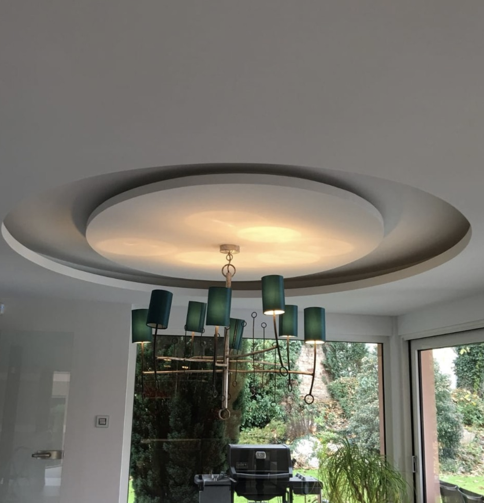 Plafond circulaire décoratif avec retombée et luminaire design, salon