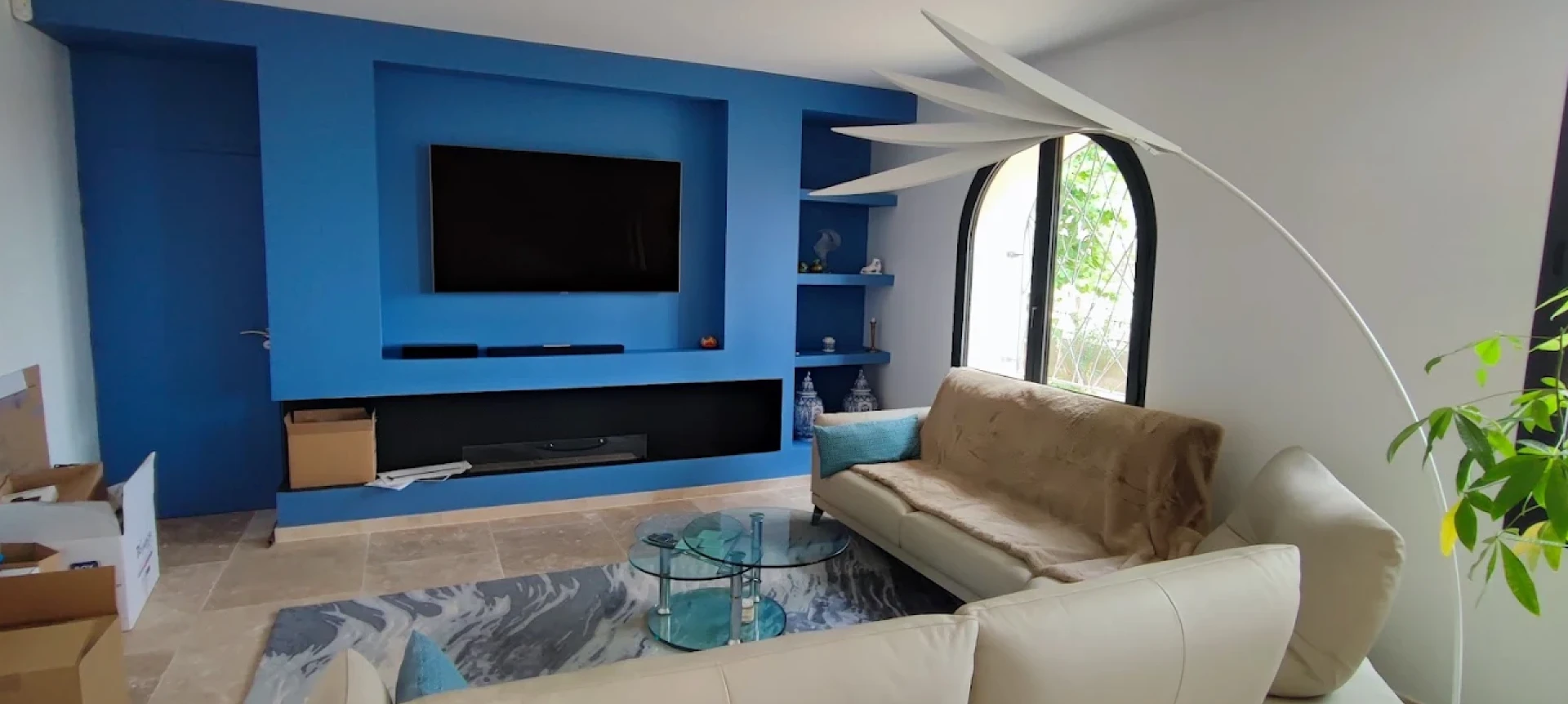 Meuble TV en placo sur mesure, niches et bandeau technique
