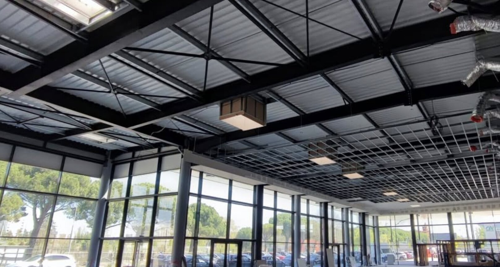 Concession automobile premium — Avignon — Plafond Rigitone acoustique haut de gamme (vue 3)
