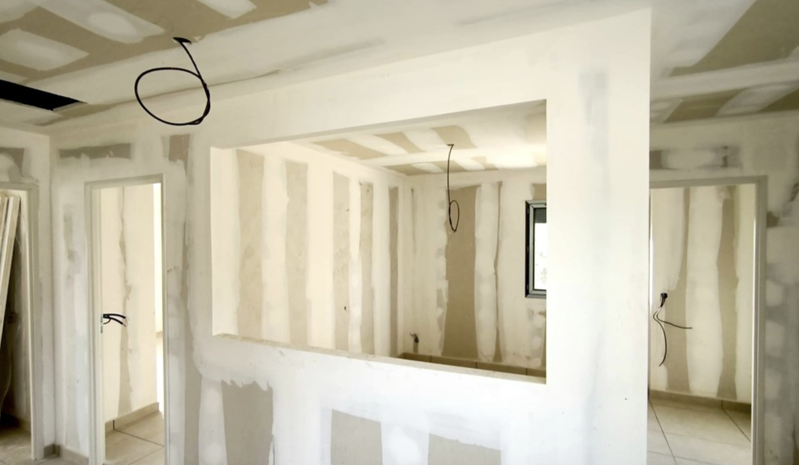Cloisons de distribution et retombées de plafond, maison neuve