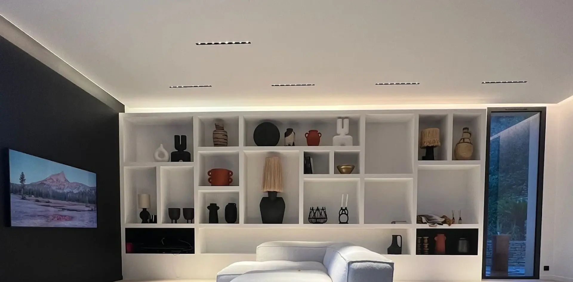 Bibliothèque toute hauteur en placo, niches sur mesure et éclairage intégré
