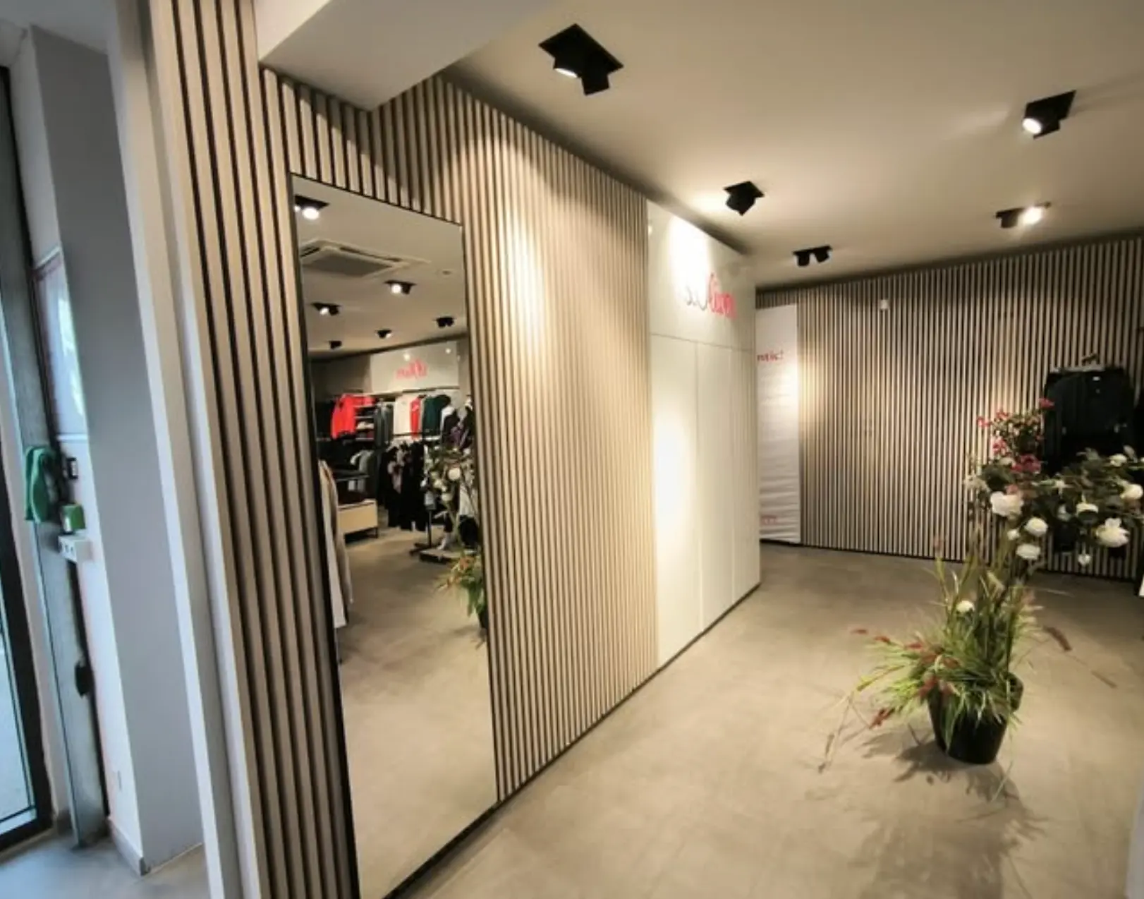 Agencement de boutique : habillages tasseaux et cloisons de cabines