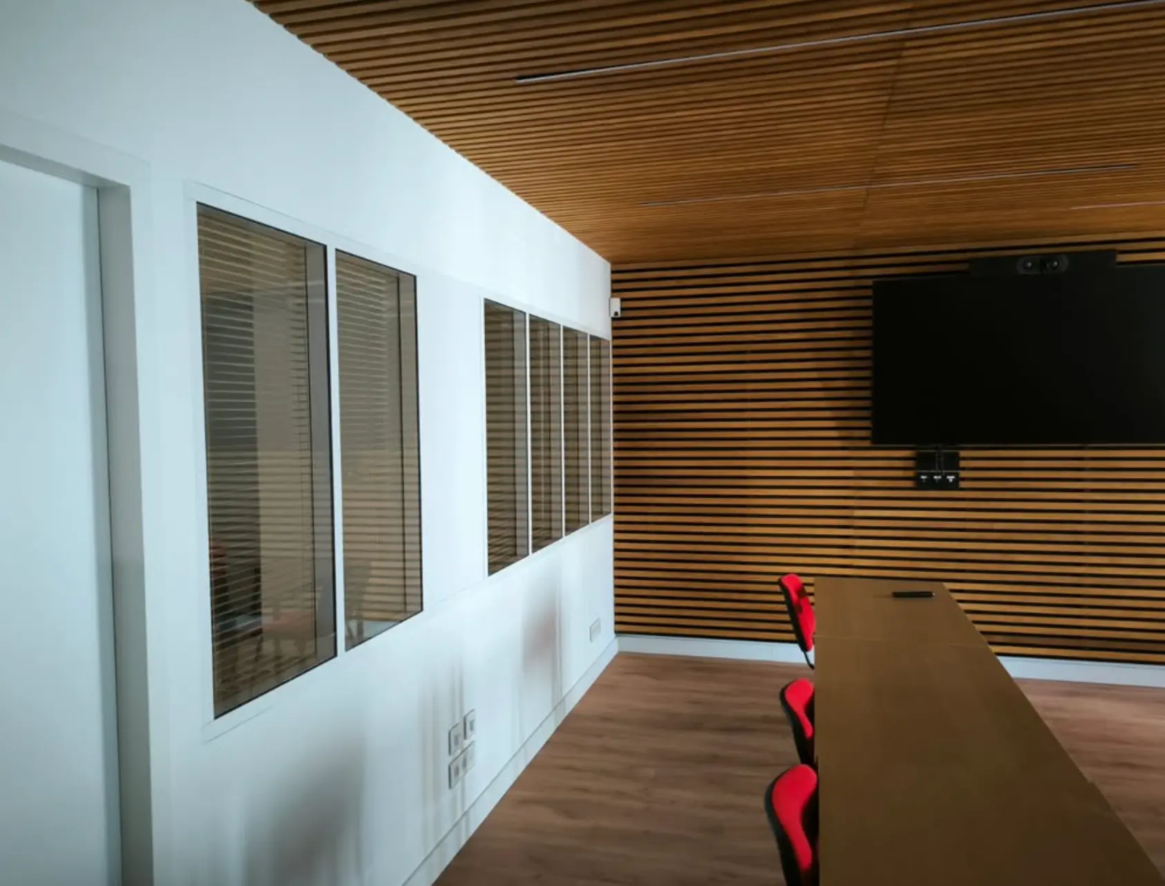 Salle de réunion : cloison vitrée, plafond et mur acoustiques