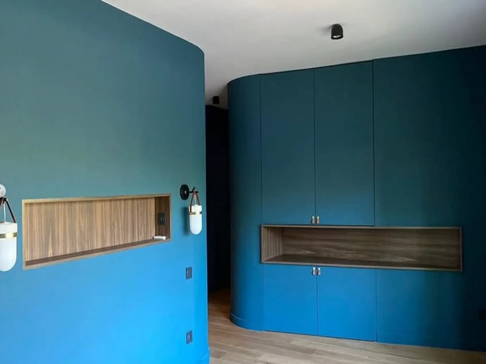 Cloisons courbes et placards intégrés, chambre sur mesure