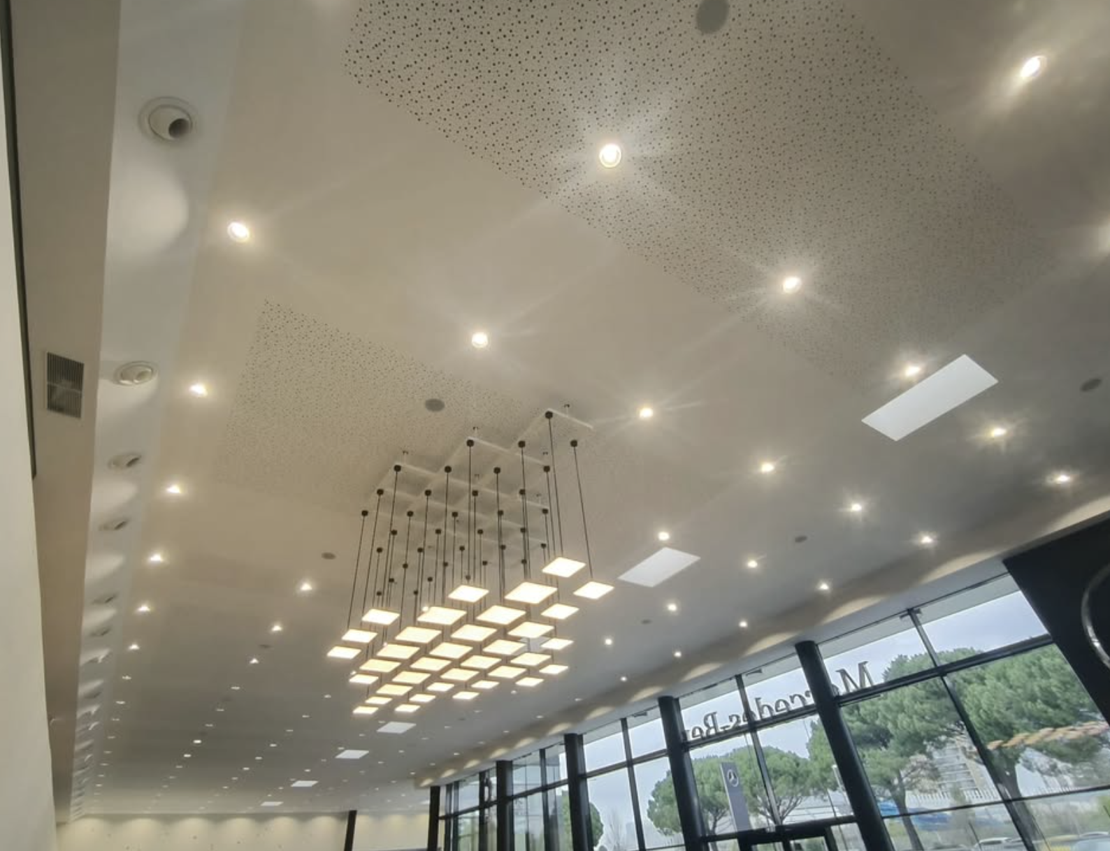 Concession automobile premium — Avignon — Plafond Rigitone acoustique haut de gamme