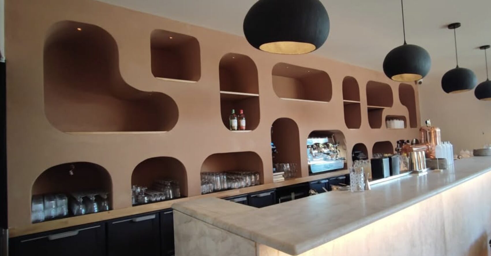 Restaurant à Montpellier — Murs décoratifs arrondis & niches à bouteilles (vue 2)
